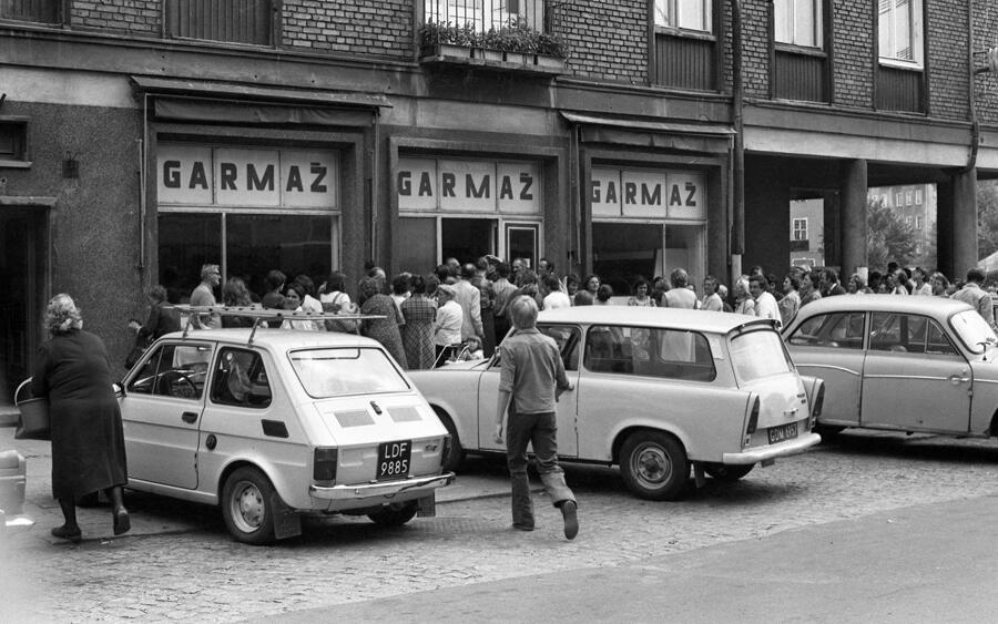 Kolejka przed sklepem z garmażem przy ul. Kowalskiej w Gdańsku, lata 80-te