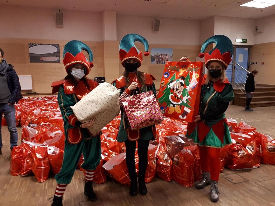Finał świątecznych akcji dla gdańskich dzieci nie może się obyć bez skrzatów - akcje Każdy może pomóc i Wigilijna paczka).