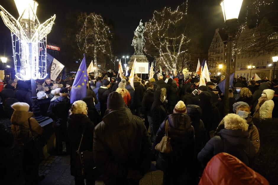 O godz. 19.00 pod pomnikiem Sobieskiego było około 2-3 tysiące osób