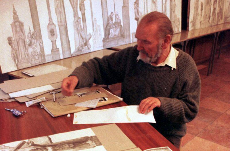 Rok 1998. Marian Kołodziej podczas pracy nad projektem ołtarza papieskiego