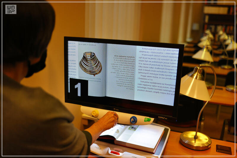 Powiększalnik wyświetla powiększony tekst książek czy gazet na dużym ekranie