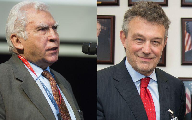 Na zdjęciu dwóch mężczyzn widocznych do pasa, w ciemnych marynarkach i koszulach, z lewej jest Adam Rotfeld a z prawej ambasador Ryszard Schnepf