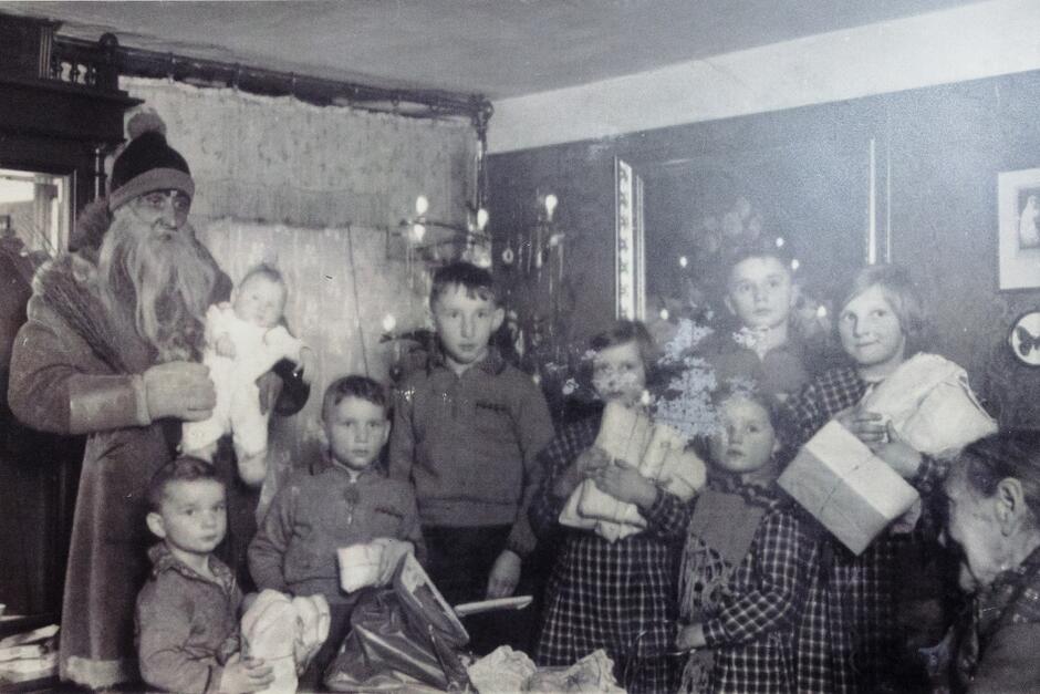 24 grudnia 1933 roku, od prawej Budzia, Celina i Janka Muzyk, chłopcy to ich kuzyni