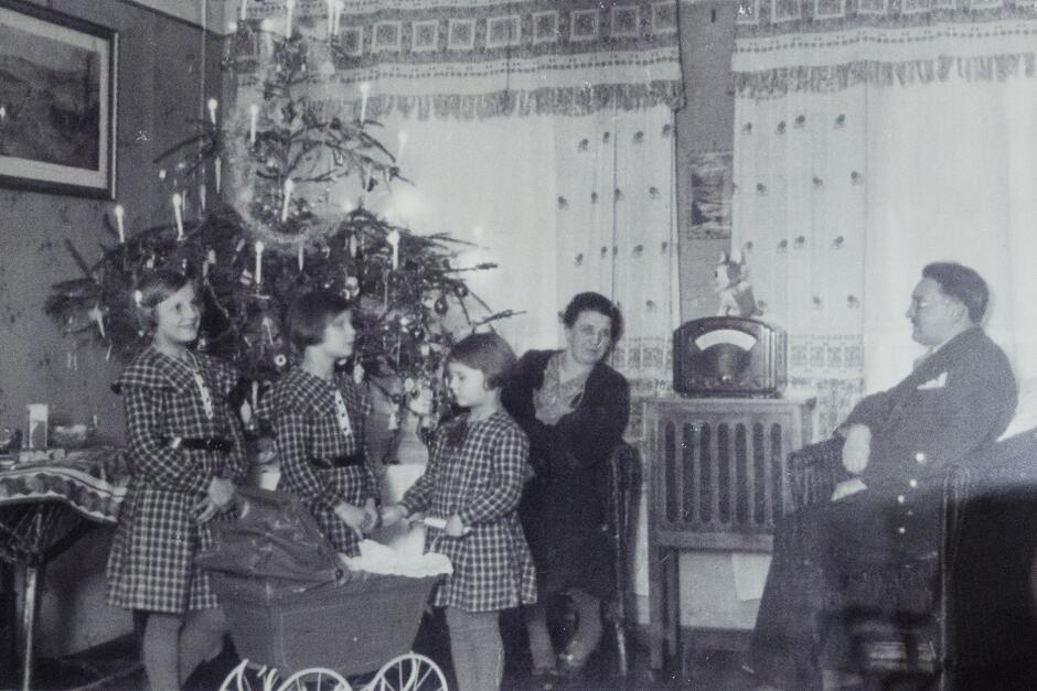 W rodzinnym domu Muzyków, 25 grudnia 1933 r.: Bolesława i Feliks oraz ich córki: Budzia, Celina i Janka