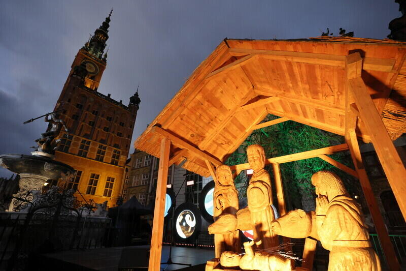 Szopka projektu Mariana Kołodzieja stoi tuż obok najwyższej gdańskiej choinki, przy Długim Targu