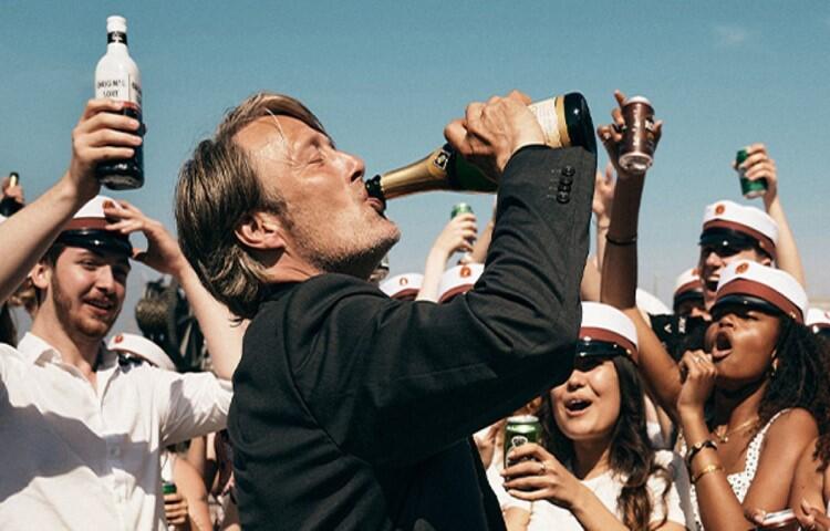 W wielokrotnie nagradzanym “Na rauszu” Thomasa Vinterberga, Mads Mikkelsen stworzył niezapomnianą rolę