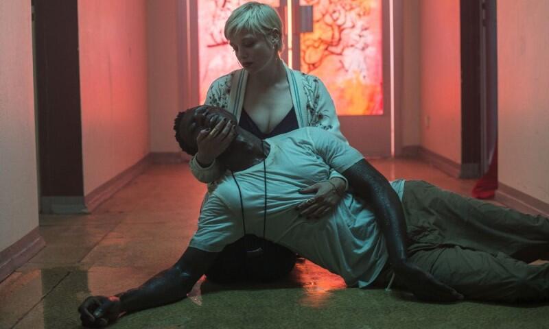 „Berlin Alexanderplatz” to współczesna ekranizacja powieści Alfreda Döblina. Filmowy Franz Biberkopf, główny bohater, nazywa się Francis B. i jest afrykańskim uchodźcą. Próbuje zbudować nowe, uczciwe życie. Czy mu się to uda?