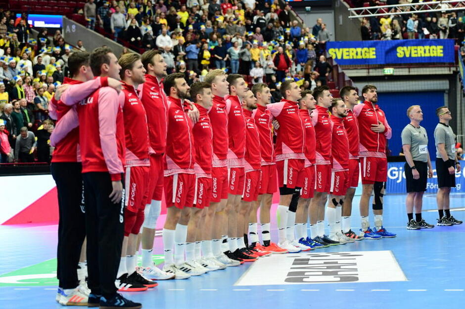 Reprezentacja Polski w piłce ręcznych mężczyzn pozująca w hali sportowej