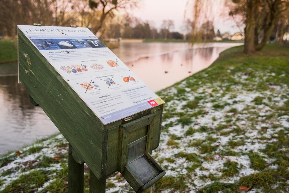 Porcje mieszanki ziaren w karmnikach wypełnione są m.in. pszenicą, grochem żółtym, grochem zielonym, nasionami sorgo, kardi i dari, prosem, rzepakiem i jęczmieniem