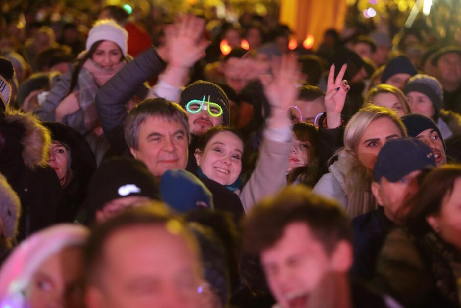 Ostatnie koncerty sylwestrowe w Gdańsku odbyły się 31 grudnia 2019 roku. Świetnie bawiono się m.in. podczas występu grupy Zakopower. Kto zagra w tym roku?