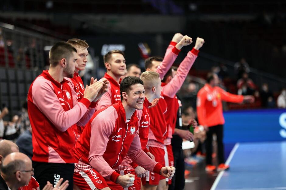 Radość polskiej ławki rezerwowych po zdobyciu kolejnego gola