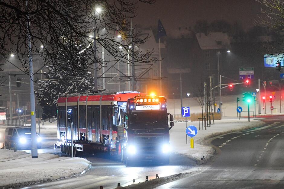 Ciężarówka z ostatnim z 30 nowych tramwajów dla Gdańska podjeżdża na miejsce wyładunku