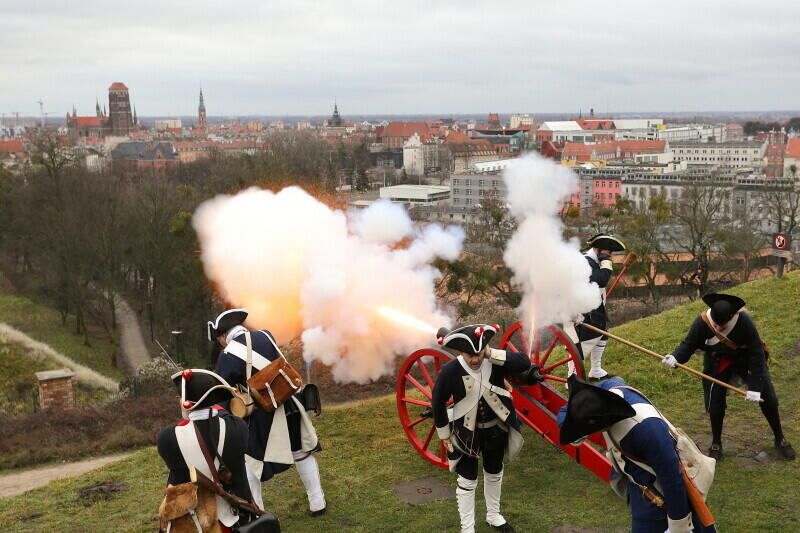 Stowarzyszenie Garnizon Gdańsk działa od 16 lat i z każdym rokiem staje się coraz większą atrakcją naszego miasta. Nowy Rok 2022 uczcili w swoim stylu - hucznie i efektownie