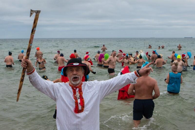 Wejść do Bałtyku w stroju góralskim, a do tego z ciupagą?! Na to trzeba mieć niemało poczucia humoru i dystansu do siebie 