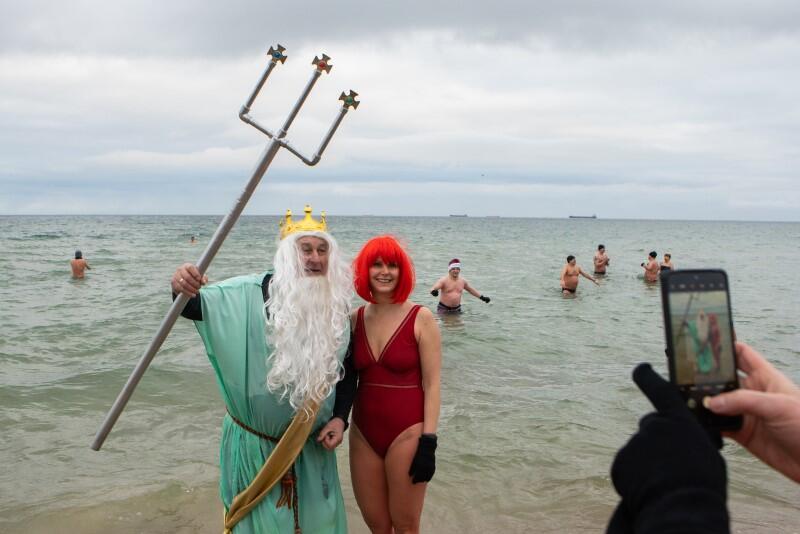 No tak - Neptun, król mórz. Ma już swoje lata, ale niezmiennie ciągnie go do Syren