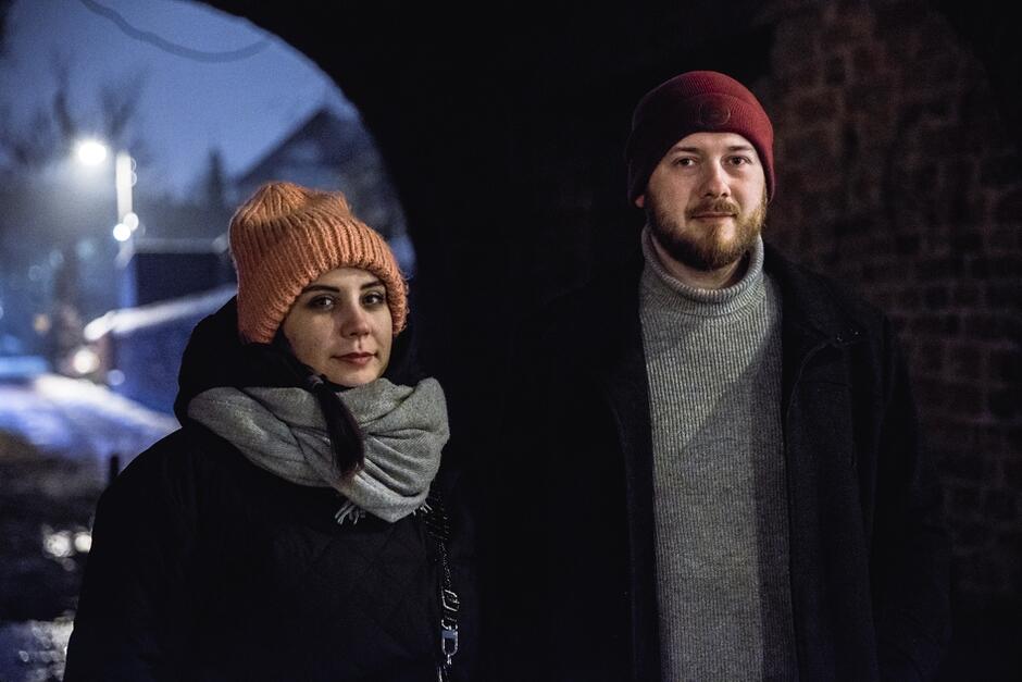 Alicja i Michał Ślubowscy przed bramą Domu Zarazy w Oliwie