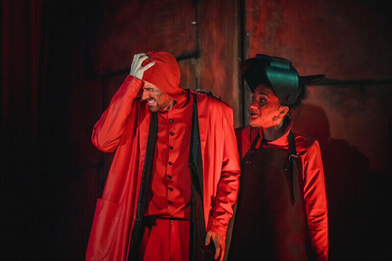 Teatr Miniatura zaprasza na nową premierę - spektakl inspirowany baśniami braci Grimm, w których pojawia się diabeł. Nz. Jakub Ehrlich jako diabeł i Magdalena Gładysiewicz w roli żony diabła