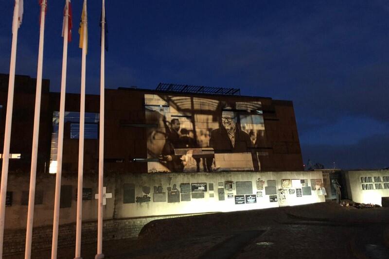Zdjęcia prezydenta Pawła Adamowicza, wyświetlane na fasadzie budynku 