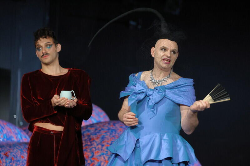 Marcin Miodek jako Algernon Moncrieff i Robert Ninkiewicz jako Lady Augusta Bracknell wypadają niezwykle barwnie i wyraziście