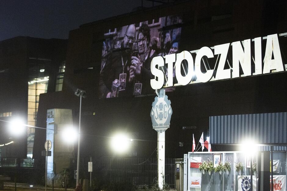 Na fasadzie budynku Europejskiego Centrum Solidarności wyświetlane są archiwalne zdjęcia przedstawiające, w różnych sytuacjach, prezydenta Pawła Adamowicza.