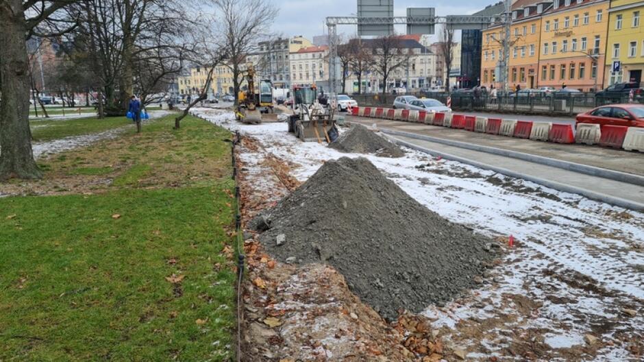 Powstająca droga będzie stanowić uzupełnienie istniejącej trasy rowerowej wzdłuż ul. Wały Jagiellońskie, na odcinku od ul. Podwale Grodzkie do ul. Hucisko