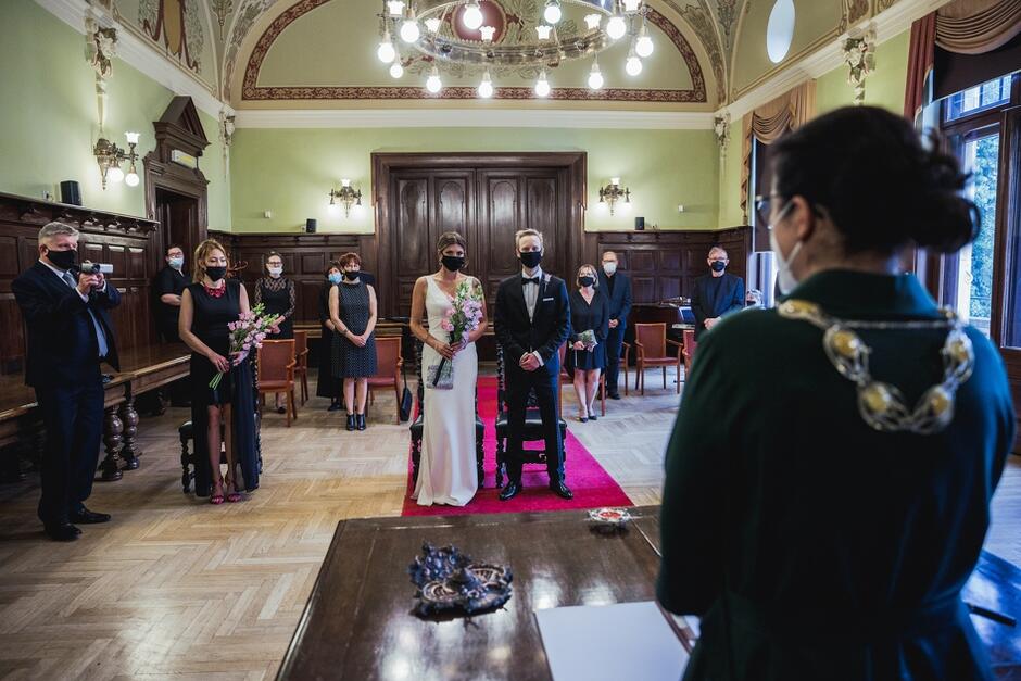 Czerwiec 2021 - ślubu w Sali Herbowej udziela prezydent Gdańska Aleksandra Dulkiewicz, każda para ma prawo skorzystać z tej możliwości, biorąc jednak pod uwagę ograniczoną liczbę terminów ślubnych , którymi dysponue pani prezydent