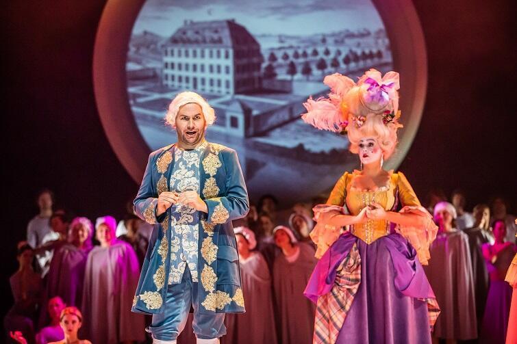 „Kandyd” L. Bernsteina w Operze Bałtyckiej to znakomita rozrywka i muzyczna uczta. Na zdjęciu Bartłomiej Misiuda (Maksymilian) i Paulina Wilczyńska (Pani Baronowa)