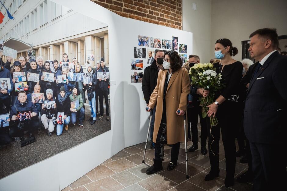 Aleksandra Dulkiewicz prezydent Gdańska przy zdjęciu dokumentującym spontaniczną akcję trójmiejskich fotoreporterów, którzy pożegnali prezydenta ulubionymi zdjęciami swego autorstwa, których był bohaterem