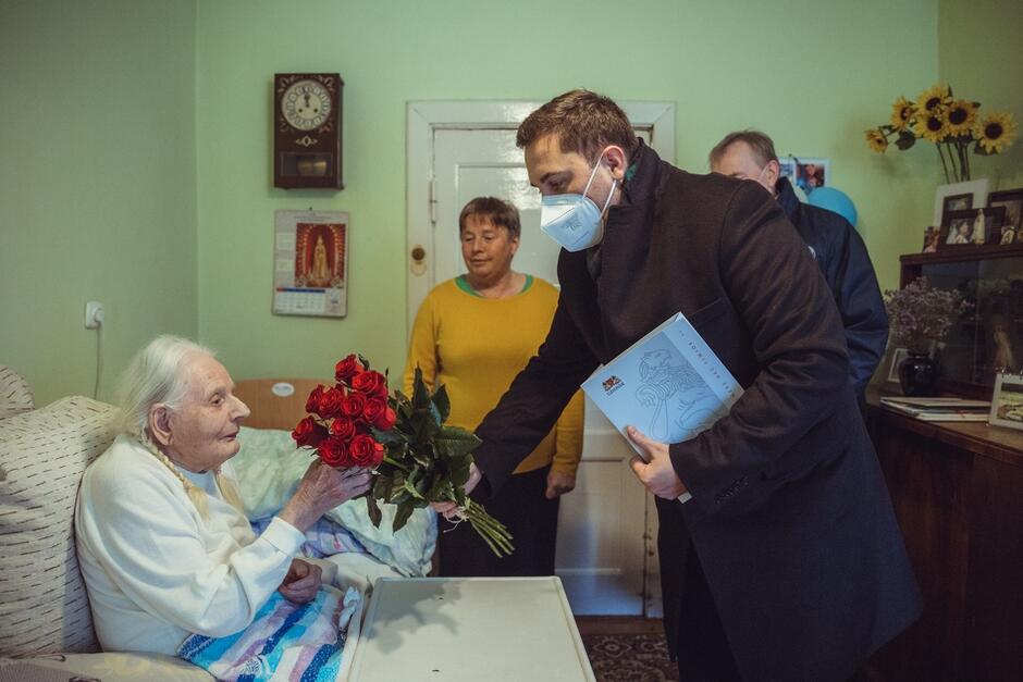 W poniedziałek, 17 stycznia, z okazji niedawnych urodzin seniorkę odwiedził zastępca prezydent Gdańska Piotr Borawski, który wręczył jej upominki