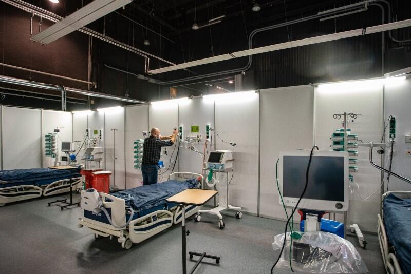 Fragment hali w niej szpitalen łózka i monitory, sprzęt medyczny 