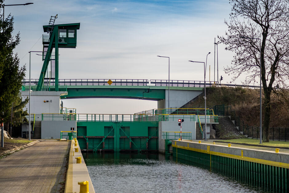 Węzeł wodny Przegalina stanowi ważny element międzynarodowej drogi wodnej E40 łącząc Wisłę - poprzez Martwą Wisłę - z portem w Gdańsku