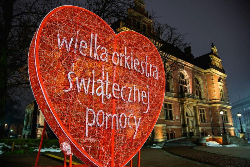 Serce WOŚP ustawione przed siedzibą rady Miasta Gdańska w czasie ubiegłorocznego finału