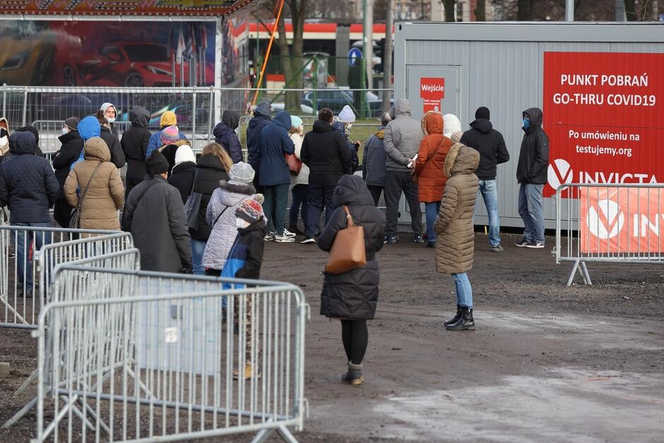 Wtorek, 25 stycznia 2022 roku - kolejka przed punktem testowym prowadzonym przez klinikę Invicta na Placu Zebrań Ludowych w Gdańsku
