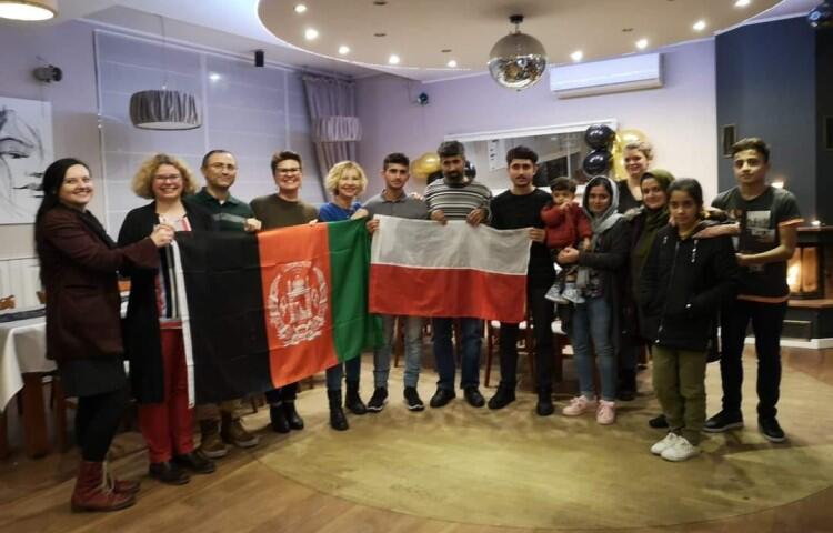 Rodzinę afgańską w restauracji Żabusia w Gdańsku witano z flagami: afgańską i polską