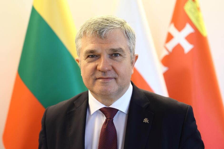 Eduardas Borisovas z wykształcenia jest dziennikarzem i dyplomatą. Funkcję Ambasadora Republiki Litewskiej w Warszawie pełni od 2018 roku 