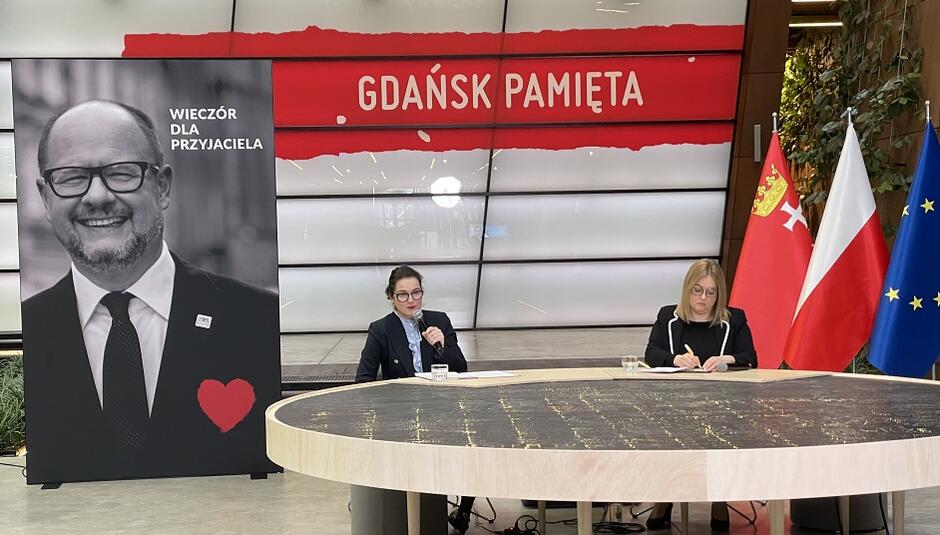 Prezydent Gdańska Aleksandra Dulkiewicz (od lewej) oraz Magdalena Adamowicz uczestniczyły w posiedzeniu Europejskiego Komitetu Regionów siedząc przy stole dobrych słów  w Europejskim Centrum Solidarności