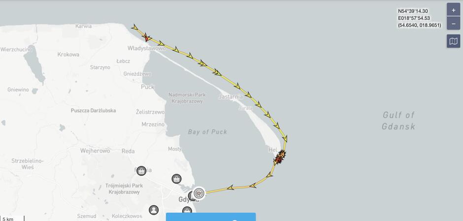 Droga statku Tanais od Rozewia do Gdyni. Widać, że statek usiłował najpierw chronić się koło Władysławowa ale zrezygnował i popłynął dalej, aż za Hel. Po osłabnięciu sztormu skierował się w kierunku Gdyni