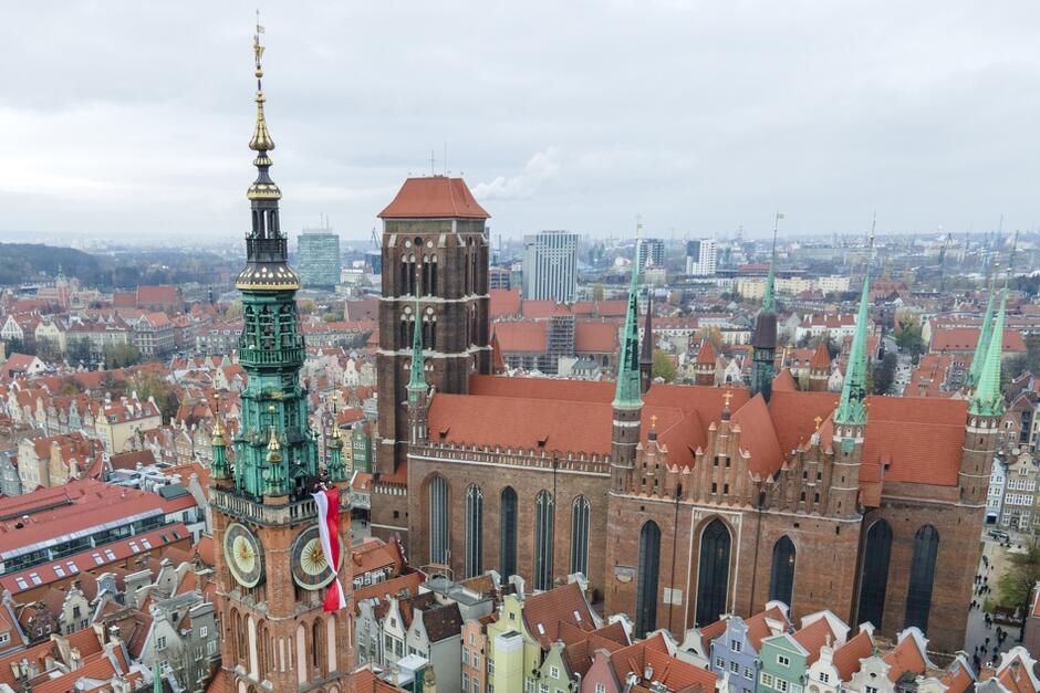 Ratusz Głównego Miasta i Długi Targ - serce Gdańska, stolicy metropolii Gdańsk - Gdynia - Sopot