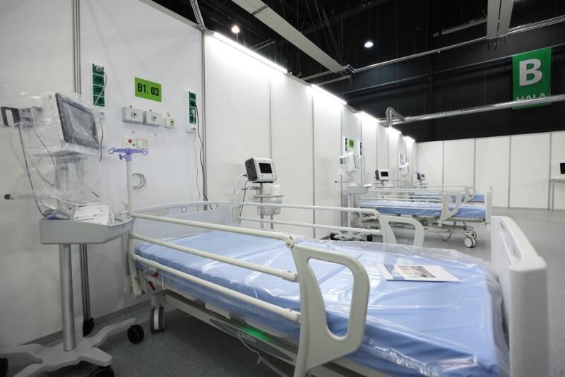 Szpitalne łóżko obok aparatura medyczna