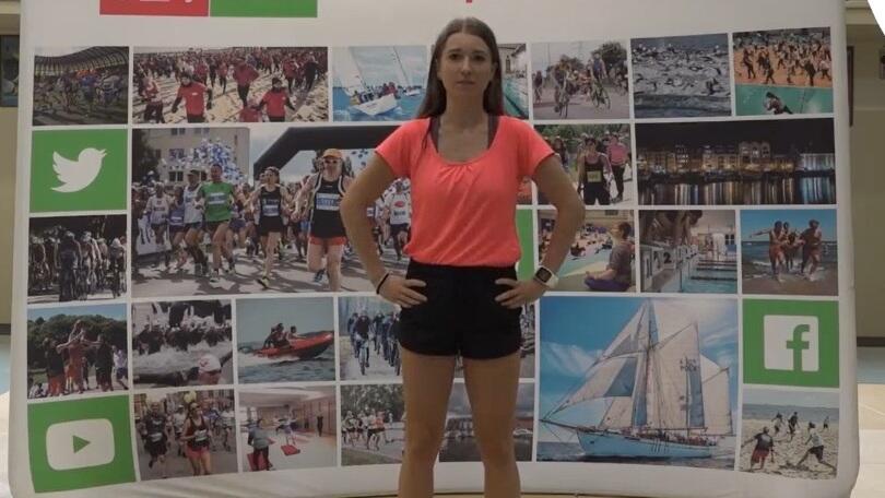 młoda kobieta ubrana w strój sportowy