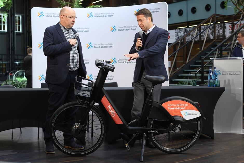 Od lewej: Grzegorz Bargielski współwłaściciel firmy GeoVelo oraz Jorge Cabañas Faura, dyrektor zarządzający City Bike Global opowiadają o funkcjonalnościach nowego roweru