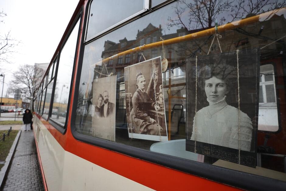 Zajrzyjcie do zabytkowego tramwaju na Dolnym Mieście. Przygotowano w nim ciekawą wystawę fotograficzną. Można ją oglądać z zewnątrz