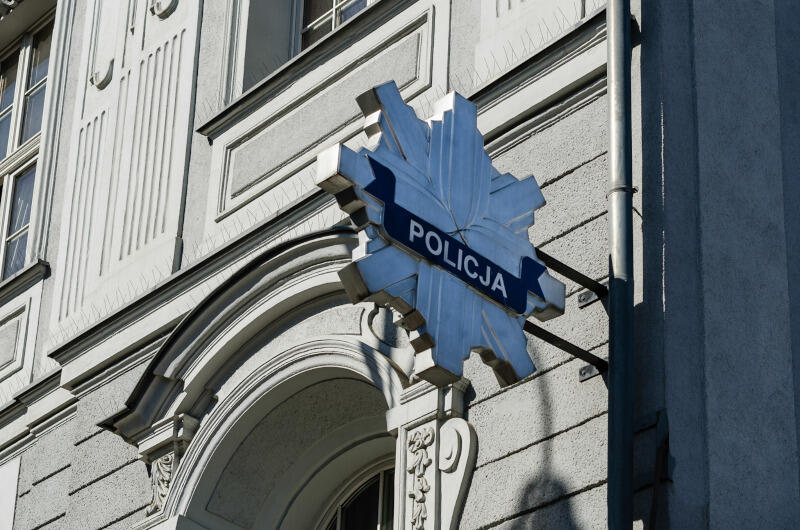 Policja przy współpracy z instytucjami i organizacjami krajowymi, jak również międzynarodowymi, podejmuje działania na rzecz ochrony zwierząt. W Gdańsku jest dedykowana tym działaniom akcja - „Zielona strefa”