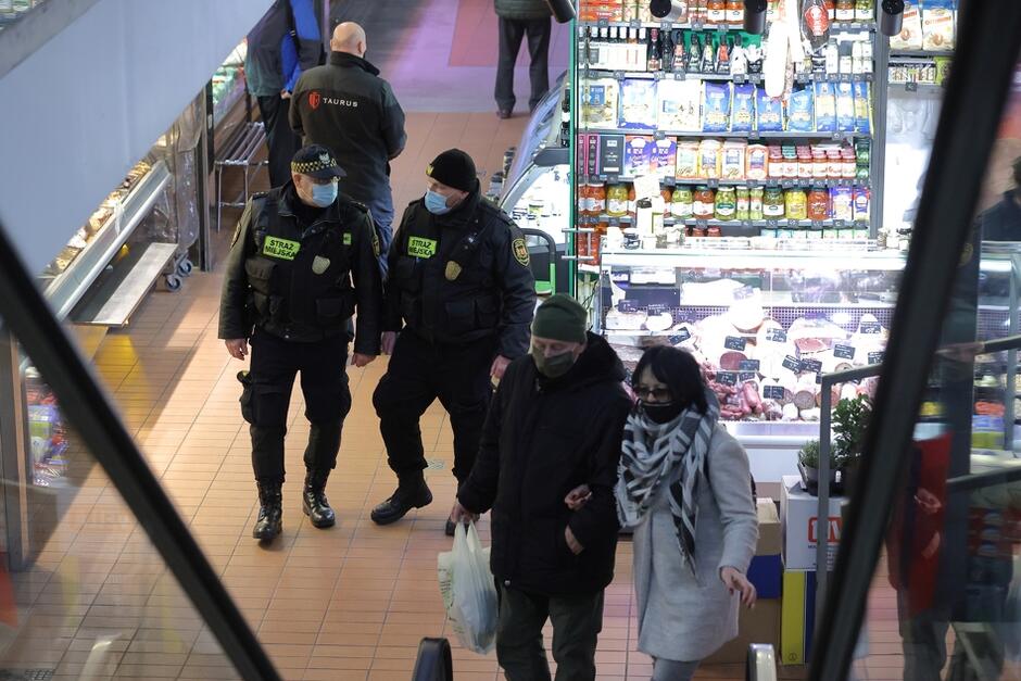 Patrole Straży Miejskiej można spotkać w dziewięciu obiektach handlowych w Gdańsku, pozostałe patroluje policja. Kto chodzi bez maseczki, naraża się na wypisanie mandatu