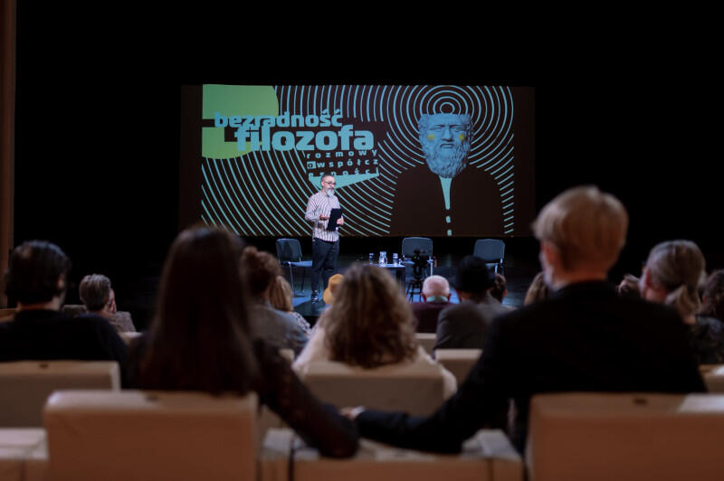 - Pragnieniem profesora Limona było, żeby w Teatrze Szekspirowskim odbywały się debaty na temat bezradności filozofa. Filozofa, czyli człowieka myślącego i wrażliwego, starającego się zrozumieć całą złożoność i zawikłanie świata - tłumaczy Piotr Augustyniak, filozof, eseista i tłumacz, prowadzący cykl „Bezradność filozofa...”