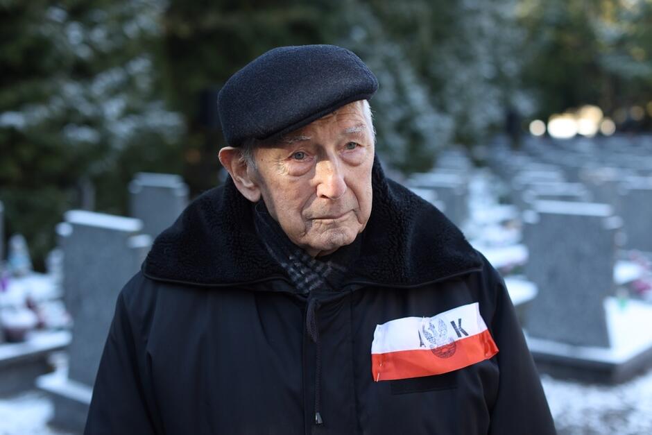 Komandor Roman Rakowski jest jednym z ostatnich gdańskich weteranów Armii Krajowej. Ma już prawie 98 lat, ale jeśli tylko zdrowie dopisuje, nie opuszcza żadnej uroczystości związanej z AK. Pana komandora nie mogło zabraknąć oczywiście na Łostowicach