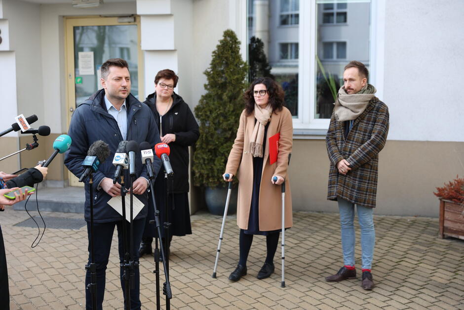 Od lewej: Daniel Stenzel, rzecznik prezydent Dulkiewicz, Joanna Pińska, dyrektor Wydziału Bezpieczeństwa i Zarządzania Kryzysowego, Aleksandra Dulkiewicz, prezydent Gdańska oraz Marcin Męczykowski zastępca dyrektora MOPR.