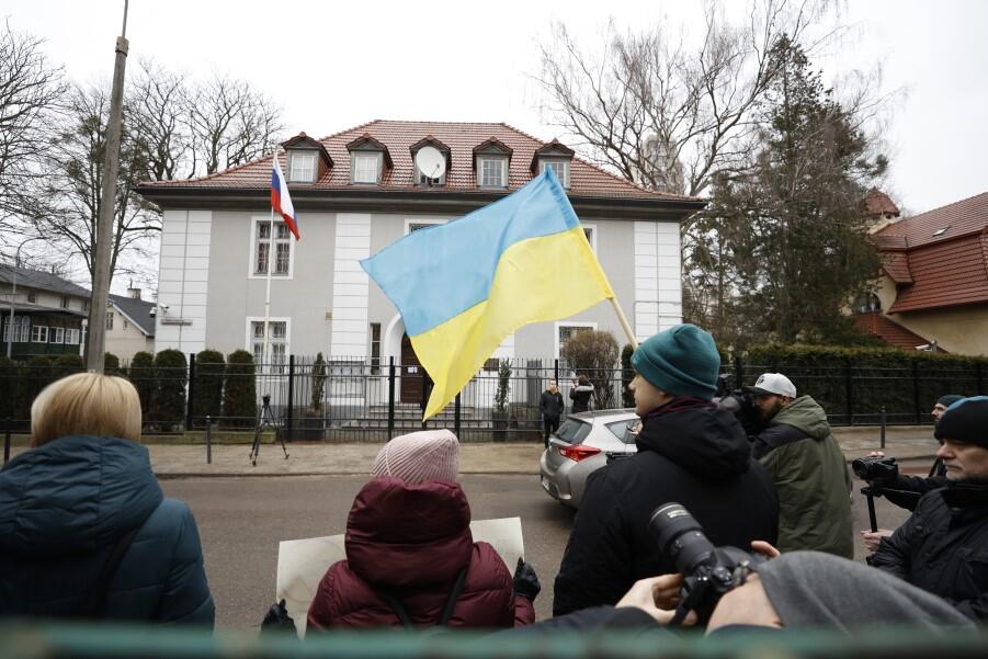 Mieszkający w Gdańsku Ukraińcy nie godzą się na agresywną politykę Rosji wobec ich ojczyzny, dlatego przed wieczorną manifestacją na Placu Solidarności stanęli też pod rosyjskim konsulatem we Wrzeszczu