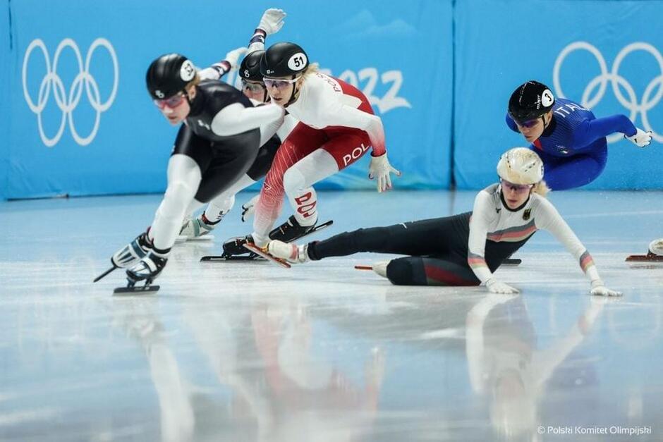 Kamila Stormowska (w środku, w biało-czerwonym stroju) podczas olimpijskiego wyścigu na 1500 metrów