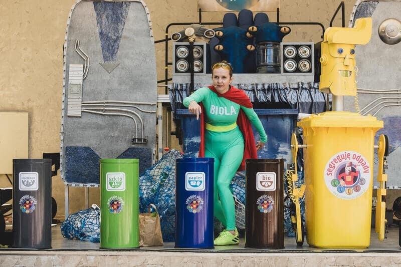 Biola (superbohaterka z kampanii edukacyjnej dotyczącej segregacji odpadów) segreguje - scena ze spektaklu “Kierunek: Ziemia”! - wspólnego projektu Teatru Miniatura i Miasta Gdańsk